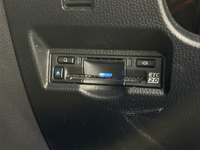 【ETC2.0】最新のETC2.0がビルトインで装備されています。有料道路の乗り降り時に停車することなくスマートに乗り入れが可能になったり、割引を受けることができる嬉しい装備です。