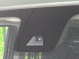 【三菱e-Assist】走行中に前方の車両等を認識し、衝突しそうな時は警報とブレーキで衝突回避と被害軽減をアシスト。より安全にドライブをお楽しみいただけます。