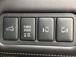 【両側パワースライドドア】スマートキーや運転席のスイッチで後席両側スライドドアの開閉が可能♪電動だから力を入れてドアを開ける必要が無く、小さなお子様でも簡単に開け閉めでき快適です♪