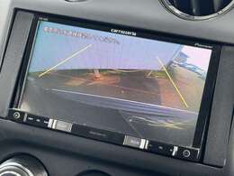 【バックカメラ】駐車時に後方がリアルタイム映像で確認できます。大型商業施設や立体駐車場での駐車時や、夜間のバック時に大活躍！運転スキルに関わらず、今や必須となった装備のひとつです！