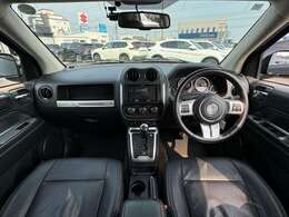 【室内】コックピット。車内もキレイで嫌な臭いもありません！ご納車後の臭いが付きにくくなる「空気触媒コーティング」もあります。
