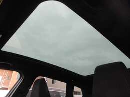 パノラマサンルーフ装備です。