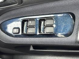 【パワーウィンドウ】運転席についている窓のスイッチは各窓の開閉をボタン一つで行うことができます。