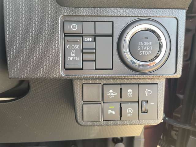 スマートエントリーキーは、キーがポケットやセカンドバックの中でもドアの開閉＆エンジンスタートが楽々行えます！　片側電動スライドドア装備！運転席よりボタン一つで開閉可能でございます。