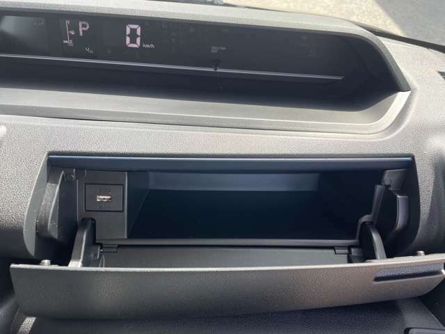 収納ボックスは運転席側にもあり取り出しもラクラクです！！　　　　　　　USB入力端子付きです！車の中で携帯の充電が出来ます！
