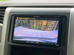 【バックカメラ】駐車時に後方がリアルタイム映像で確認できます。大型商業施設や立体駐車場での駐車時や、夜間のバック時に大活躍！運転スキルに関わらず、今や必須となった装備のひとつです！