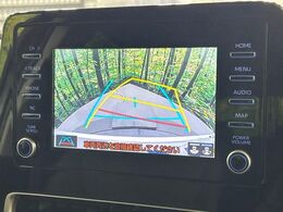 【バックカメラ】駐車時に後方がリアルタイム映像で確認できます。大型商業施設や立体駐車場での駐車時や、夜間のバック時に大活躍！運転スキルに関わらず、今や必須となった装備のひとつです！