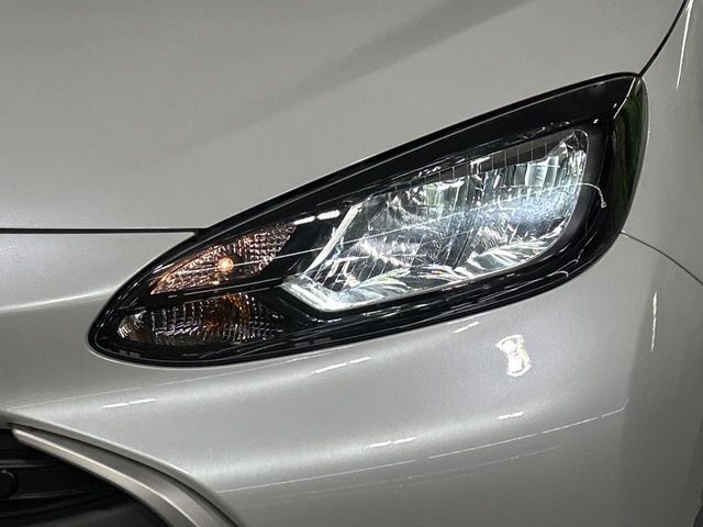 【LEDヘッドライト】悪天候や夜間走行時も良好な視界を確保し安心して運転できる高輝度LEDヘッドライトを装備！点灯速度が早く、消費電力も抑えられています。