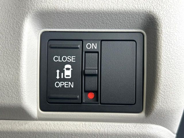 【パワースライドドア】スマートキーや運転席のスイッチでスライドドアの開閉が可能♪電動だから力を入れてドアを開ける必要が無く、小さいお子様でも、重い荷物を持っている時もラクに開け閉めできます♪