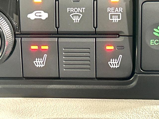 【シートヒーター】寒い日に重宝するシートヒーター！エアコンより早く温まってくれるので寒がりの人も安心ですね♪エアコンの温風は乾燥するから苦手、という方にもをおすすめです。
