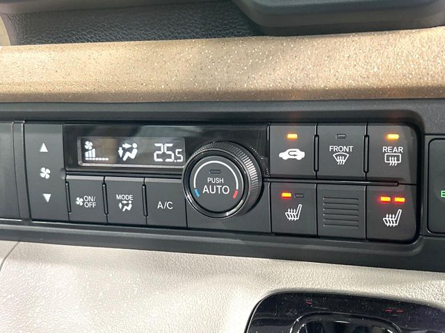 【オートエアコン】一度お好みの温度に設定すれば、車内の温度を検知し風量や温度を自動で調整。暑い…寒い…と何度もスイッチ操作をする必要はありません。快適な車内空間には必須の機能ですね♪