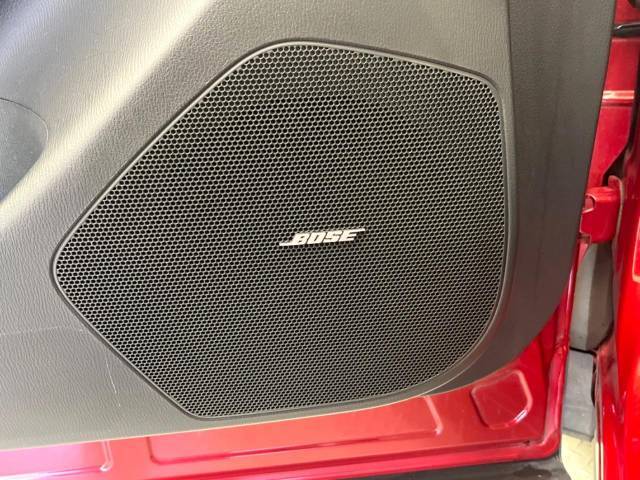 【BOSE】車の音響特性に合わせて開発された、高性能スピーカー。車外の騒音に悩まされることなく、快適に聴こえるように調整され、車内だからこそ楽しめるサウンドを体感できます♪