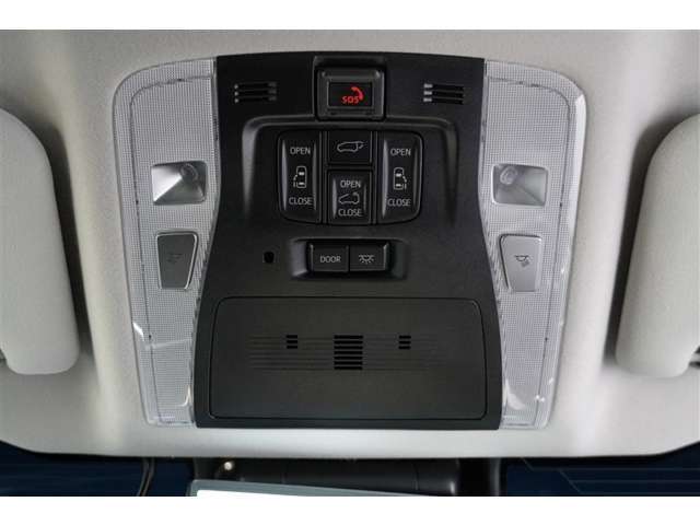 【パワースライドドアスイッチ】　スライドドアをスイッチで一つで開閉。