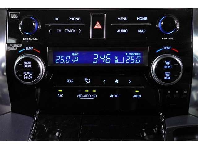 【エアコン】　各操作スイッチなども使いやすい位置に配置されています。