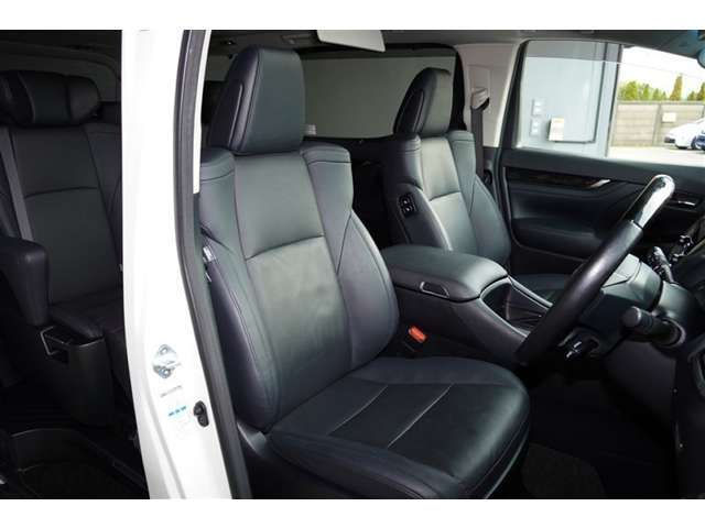 【前席】　シート下まで徹底洗浄。消臭・除菌実施済みです。