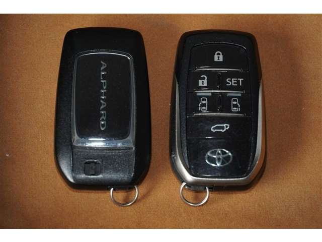 【スマートキー】　カバンやポケットに入れたままでドアの施錠、開錠、エンジンスタートが可能です。