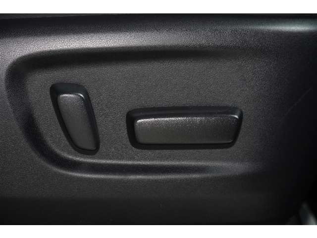 【パワーシート】　スイッチでシートポジションを細かく調整できます。