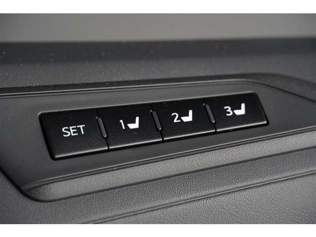 【シートメモリー】　シートポジションを記憶できるので大変便利です。