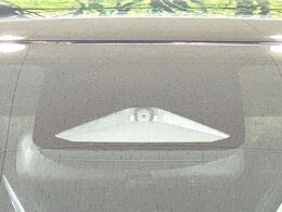 【トヨタセーフティセンス】走行中に前方の車両等を認識し、衝突しそうな時は警報とブレーキで衝突回避と被害軽減をアシスト。より安全にドライブをお楽しみいただけます。