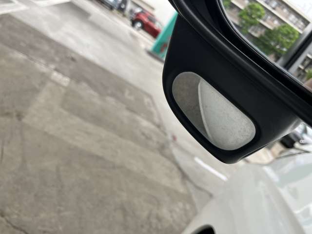 補助ミラー付きです。駐車時に活躍します！
