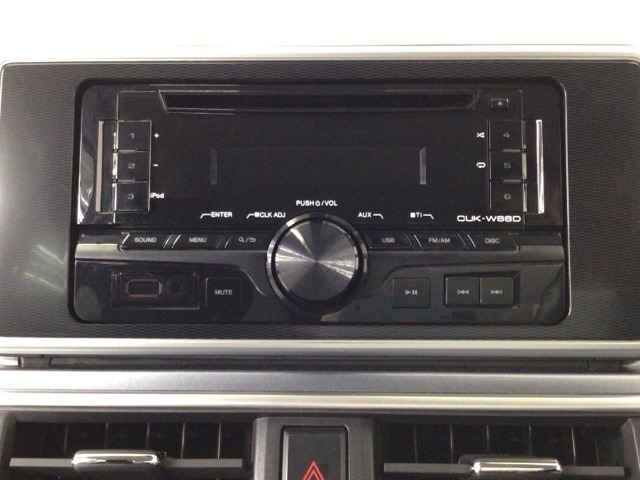 【オーディオ機能】CDプレーヤーを装備♪もちろんFM/AMラジオもお聞きいただけますよ♪