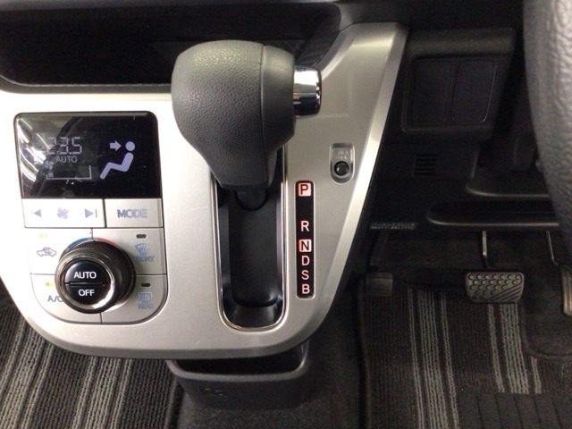オートマチックシフトレバーは、手になじみ操作しやすい形状で安全運転にもつながります♪