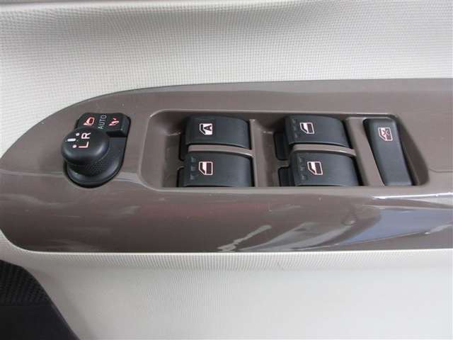 パワーウィンド付きで、走行中の換気や駐車場のチケット受け取りもラクラクです。