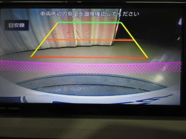 バックに入れると車両後方の様子をナビ画面に表示！死角が多いバックの車庫入れもこれで安心！