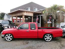 こちら側もきれいなコンディションが保たれております。NOX、排ガス規制クリアですので全国どこでも登録可能！！お仕事に遊びにファミリーカーに！海に山に現場に！貨物登録で維持費も格安☆年間自動車税17,600円！