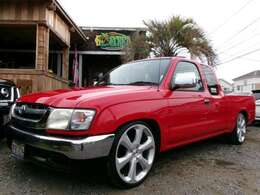 心地好いコンディションが保たれております！マイルドな車高にMOMO20インチAW完備。USトヨタタコマ用ロッドアンテナやドアミラー、リアステップバンパーも新品を装着済みです！程度もカスタム内容も充実の1台です。