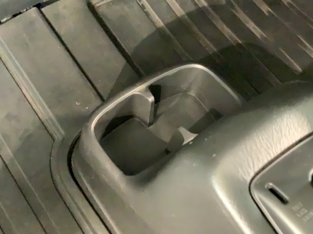運転席、助手席間にはカップホルダーがあります。