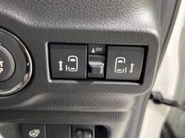 【両側パワースライドドア】スマートキーや運転席のスイッチで後席両側スライドドアの開閉が可能♪電動だから力を入れてドアを開ける必要が無く、小さなお子様でも簡単に開け閉めでき快適です♪