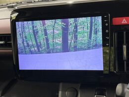 【バックカメラ】駐車時に後方がリアルタイム映像で確認できます。大型商業施設や立体駐車場での駐車時や、夜間のバック時に大活躍！運転スキルに関わらず、今や必須となった装備のひとつです！