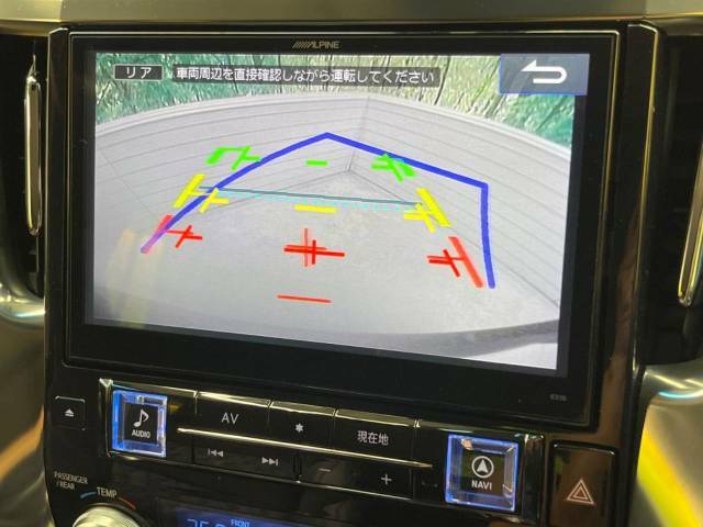 【バックカメラ】駐車時に後方がリアルタイム映像で確認できます。大型商業施設や立体駐車場での駐車時や、夜間のバック時に大活躍！運転スキルに関わらず、今や必須となった装備のひとつです！