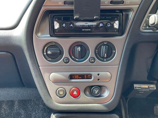 非常にシンプルにまとめられたスイッチ類。オーディオはBluetooth対応なのでお気に入りの音楽を聴きながら気持ちの良いオープンカードライブを楽しむことができます！