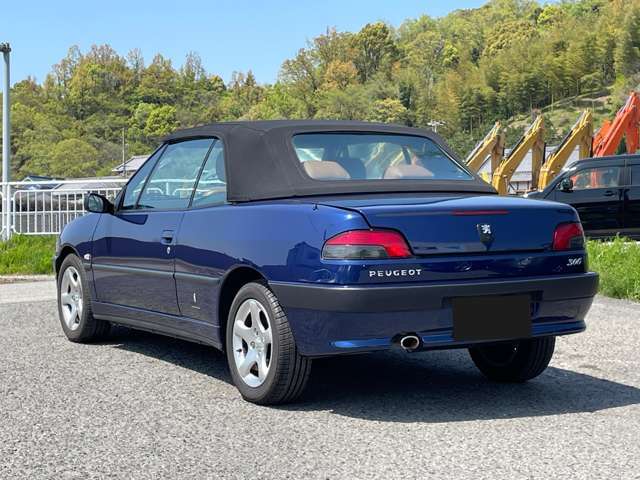 オープン時・クローズ時、どちらも美しく見えるよう入念に計算しつくされたデザイン。カブリオレ化するにあたって非常にコストがかけられたと言われています☆