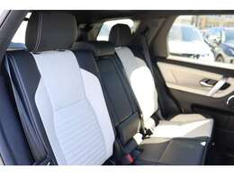 足元スペースも広くリア席も快適に過ごせます。