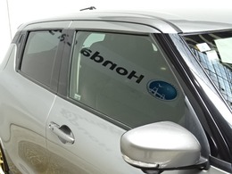 車内の空気の入れ替えだけでなく、雨天時の雨の入り込みや紫外線防止にも役立つドアバイザー装着済みです。