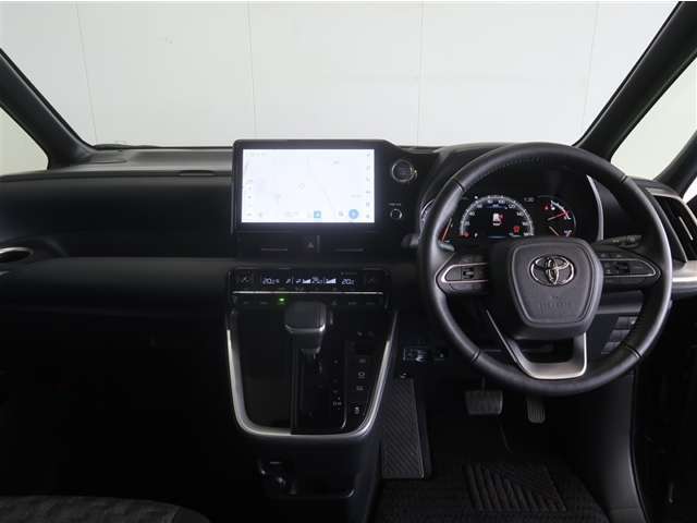 スタイリッシュなデザインのインパネ。各操作スイッチは使い易い位置に配置されてます。