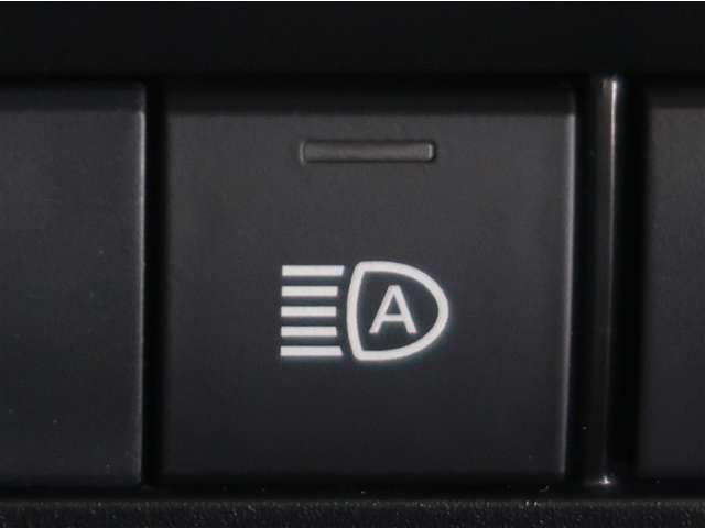 オートマチックハイビームとは、先行車や対向車のライトを認識し、ハイビームとロービームを自動で切り替える機能です。夜道の視界を確保します。詳細は販売店スタッフまでお尋ね下さい。