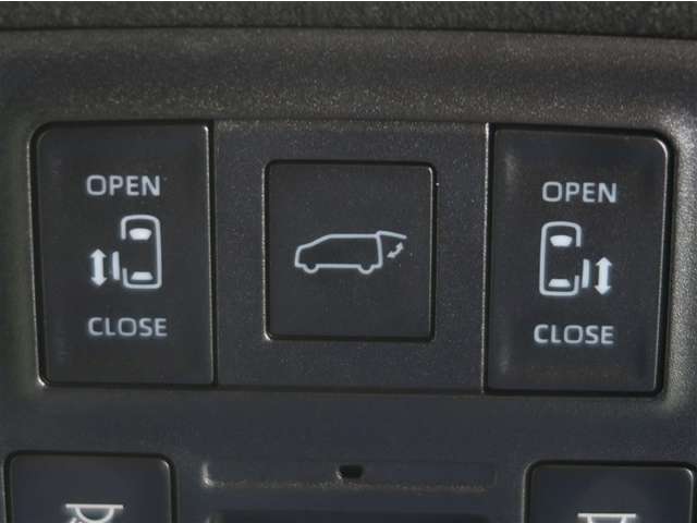 両側パワースライドドア付きだから、狭い駐車スペース等での乗り降り楽々！小さなお子様のいるご家庭には嬉しい装備。