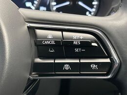 【マツダ・レーダークルーズコントロール】高速道路での長距離走行が楽に！自動で速度を保つクルーズコントロールが、衝突軽減システムと連携し、前方の車両を感知して車間を保つように速度調節してくれます！！