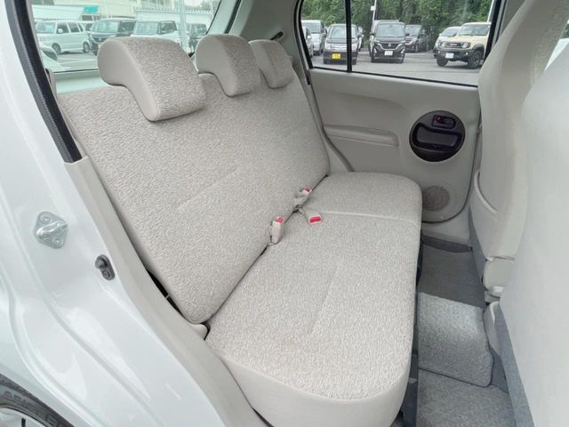 後部座席も気になるようなキズ・汚れやへたり等、大きなダメージはなく、良好な状態です。