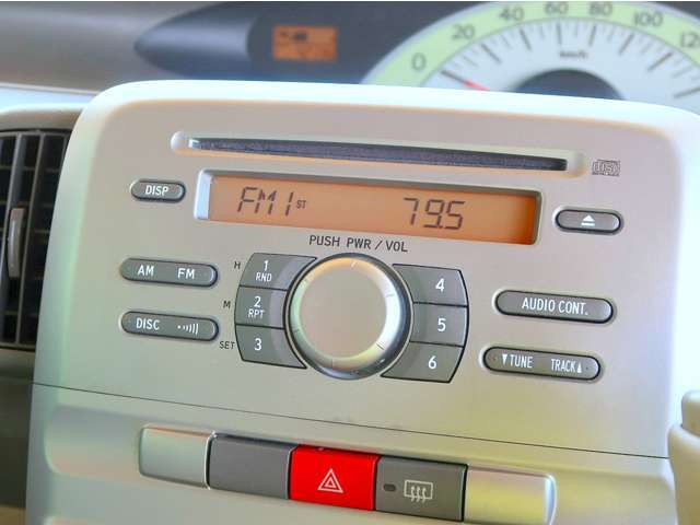 純正CD付き！また、納車に合わせて、新品メモリナビの販売・取付も承ります！お気軽にお申し付けください！