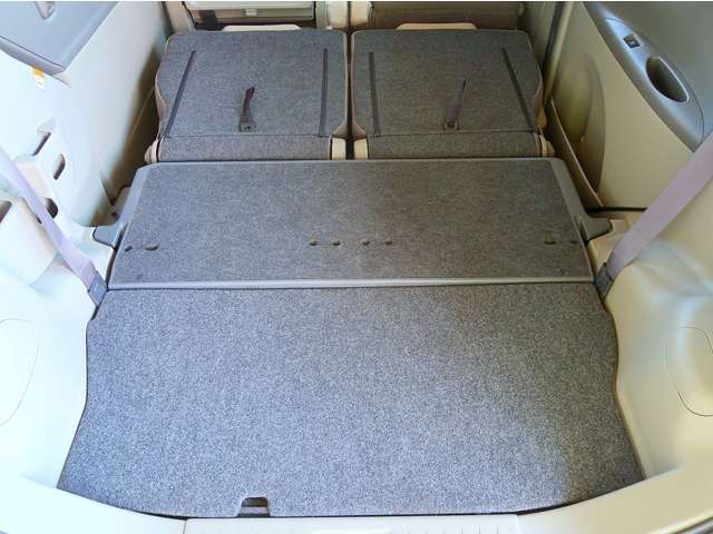 広々としたラゲッジスペース！更にシートアレンジで大きな荷物の収納が出来ます！便利ですよね♪