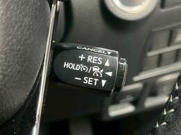 【レーダークルーズコントロール】追従型クルーズコントロールは、レーダーやビデオカメラが前方の車の状況を検知し、状況に合わせて速度を自動調整してくれる機能を備えています。