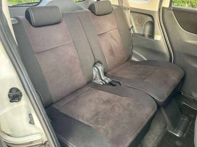 【後部座席】ゆったり広々と座れる後部座席になっております