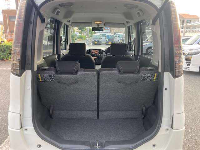 【トランク】たくさん荷物積んでいただけます。後部座席をアレンジすると、もっと広く活用できます。