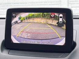 【バックカメラ】駐車時に後方がリアルタイム映像で確認できます。大型商業施設や立体駐車場での駐車時や、夜間のバック時に大活躍！運転スキルに関わらず、今や必須となった装備のひとつです！