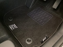 『いまコレ＋新品・フロアカーペットマット付』。　Hondaが責任を持って整備した認定中古車に、もっと便利に、もっと多様に、新品の用品をつけた特別な中古車です。